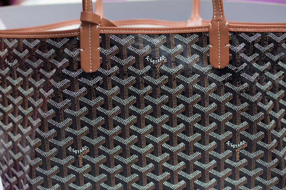 Another common problem on Goyard tote is the wear and tear on the